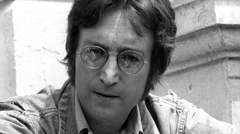 oi-thaumastes-tou-John-lennon-timoun-ti-mnimi-tou