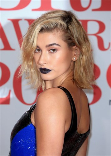 i-hailey-bieber-moirazetai-duo-mustika-gia-tin-katapolemisi-tis-maskne