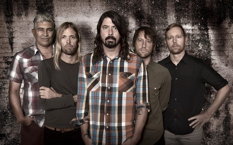 foo-fighters-febrouario-kukloforei-to-medicine-at-midnight