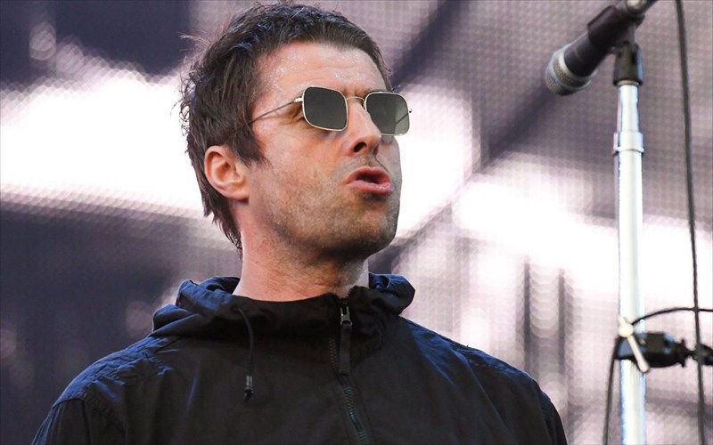 o-liam-gallagher-rokarei-zontana-ston-tamesi