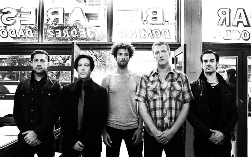 oi-queens-of-the-stone-age-tragoudoun-gia-ta-thumata-sto-bataclan