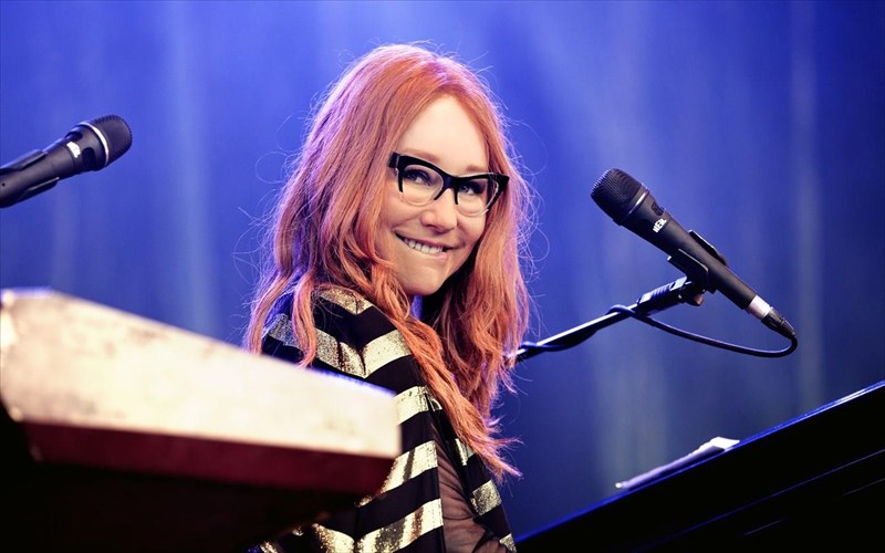 xristougenna-me-tin-tori-amos