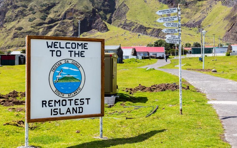 gnoriste-to-pio-apomakrusmeno-nisi-ston-kosmo