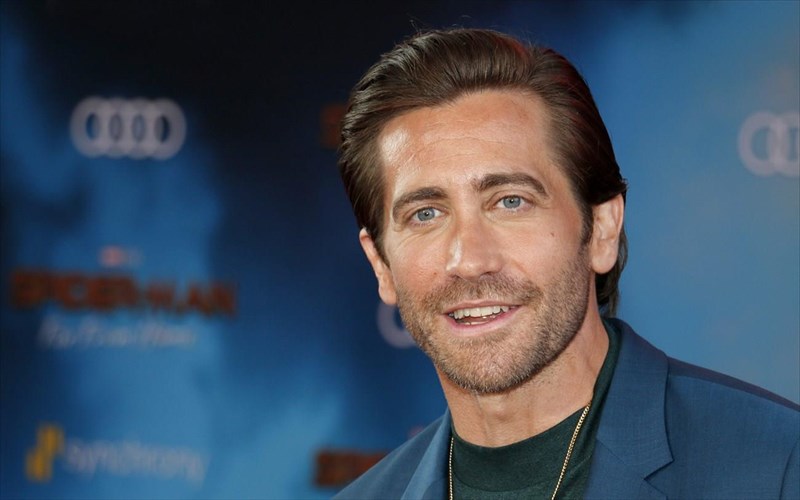 o-Jake-gyllenhaal-mpainei-sto-asthenoforo-tou-michael-bay