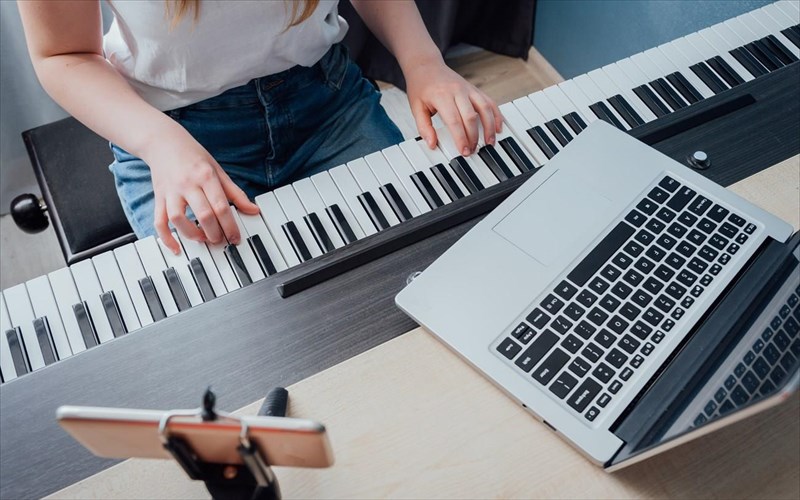 oi-sunthetes-tou-doctor-who-metetrepsan-to-diadiktuo-se-mousiko-organo