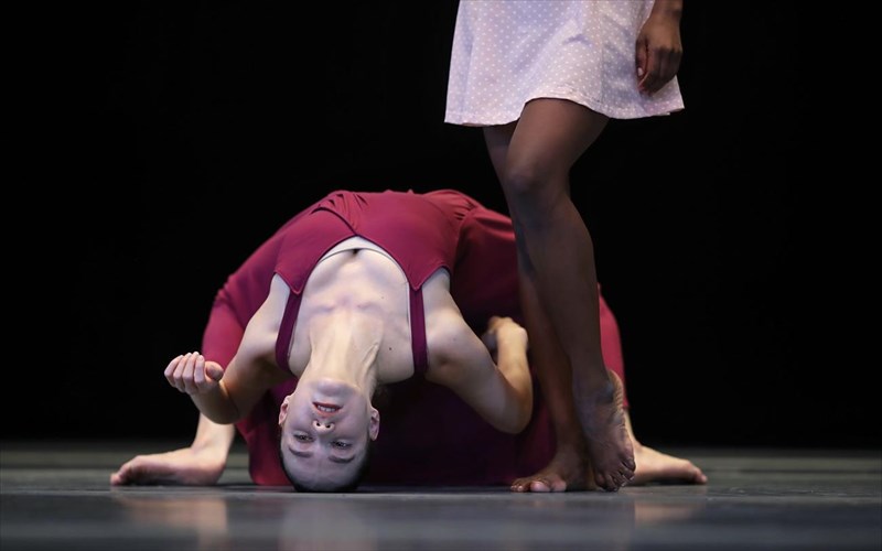 i-nea-parastasi-tis-batsheva-dance-company-se-live-streaming-apo-to-megaro
