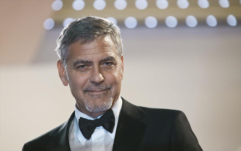 giati-edose-o-george-clooney-apo-ena-ekatommurio-dollaria-se-14-filous-tou-george-clooney-apo-ena-ekatommurio-dollaria-se-14-filous-tou