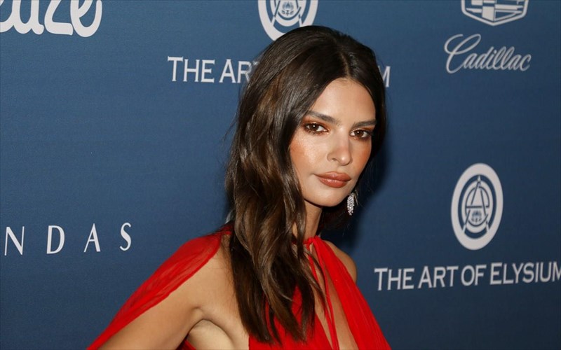 i-emily-ratajkowski-dinei-sumboules-gia-na-ekseliksete-tin-routina-omorfias-sas
