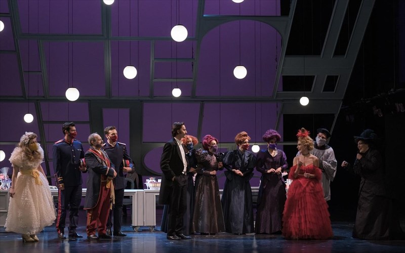 i-kuria-tou-maksim-se-zontani-metadosi-apo-tin-kentriki-skini-tou-ethnikou