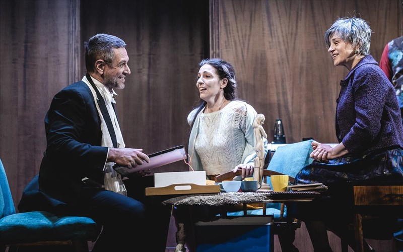 to-theatro-proskinio-fernei-stis-othones-mas-tis-treis-adelfes