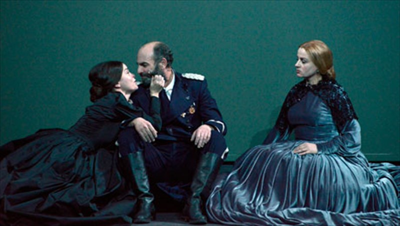 karampeti-kai-karazisis-antimetopoi-sto-drama-to-penthos-tairiazei-stin-ilektra