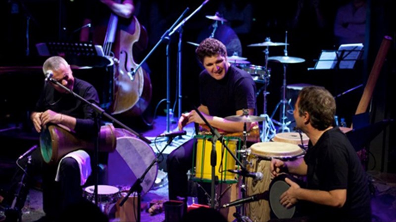 krotala-krouontai-sto-gualino-mousiko-theatro