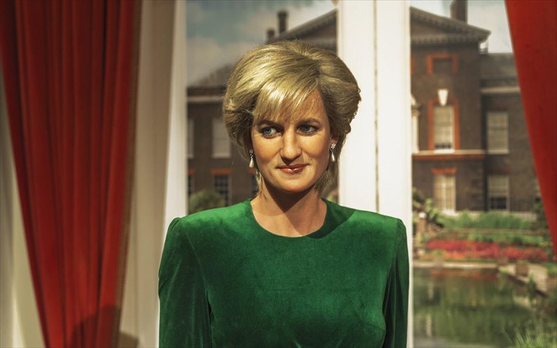 ena-epikairo-afieroma-sto-blue-eyeliner-obsession-tis-ntaiana