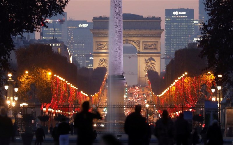 oi-poleis-bazoun-ta-giortina-tous-para-tin-pandimia