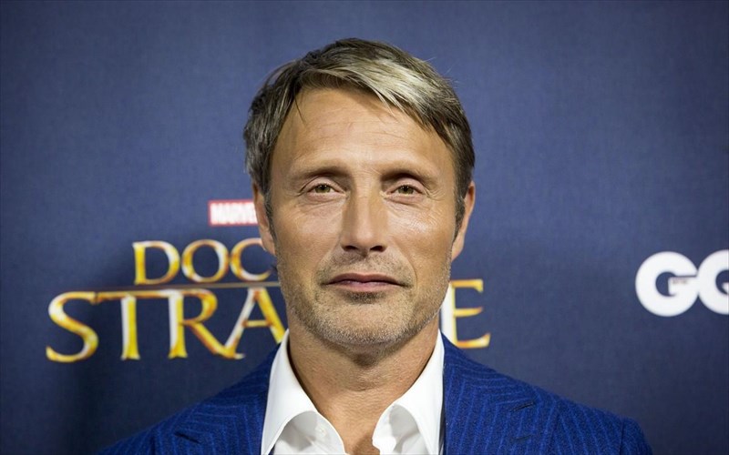 o-mad-mikkelsen-suzita-gia-tous-stoxous-tou-sta-fantastika-zoa-kai-ton-Johnny-depp