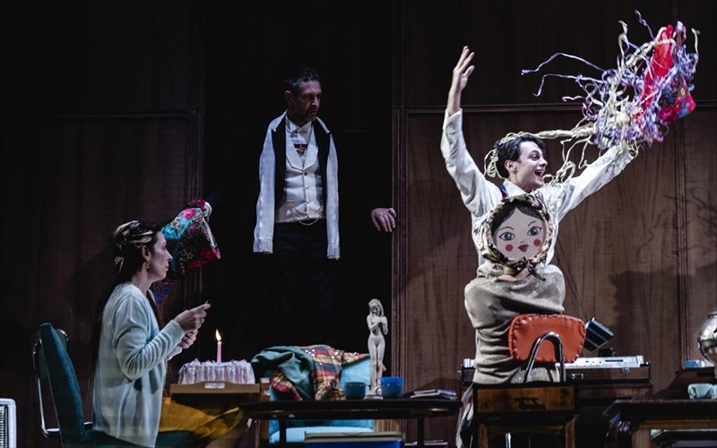 to-theatro-proskinio-fernei-ksana-stis-othones-mas-tis-treis-adelfes