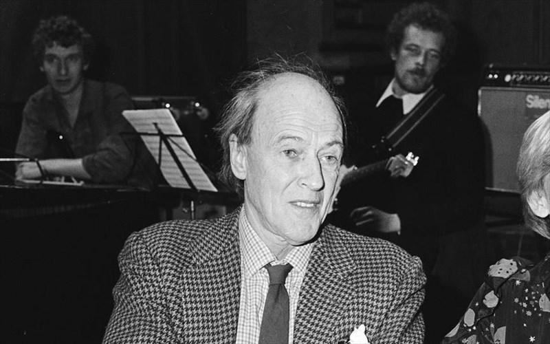 i-oikogeneia-tou-roald-dahl-apologeitai-gia-tis-ratsistikes-apopseis-tou-suggrafea