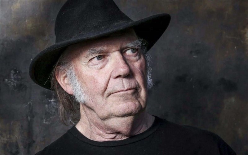 dorean-olo-to-arxeio-tou-neil-young-gia-tis-giortes