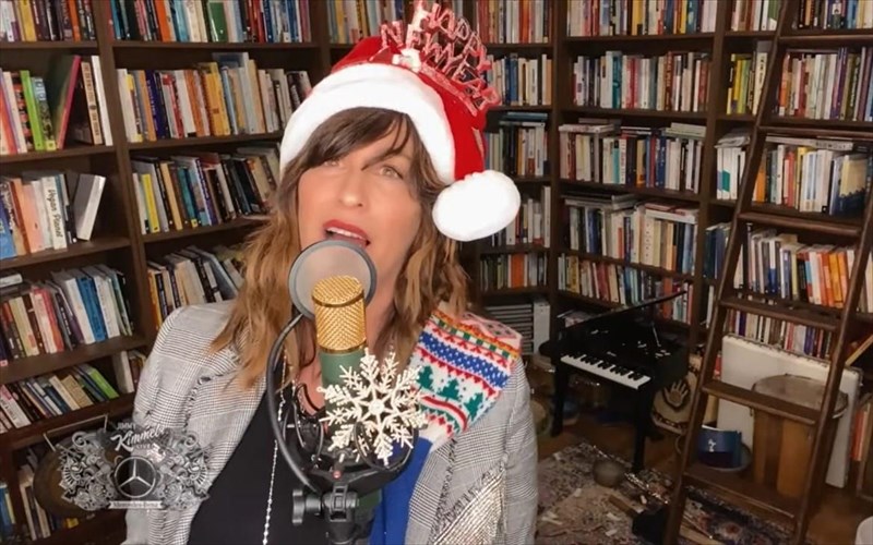 i-alanis-morissette-mpainei-se-eortastiko-klima-me-ton-John-lennon-kai-tin-yoko-ono