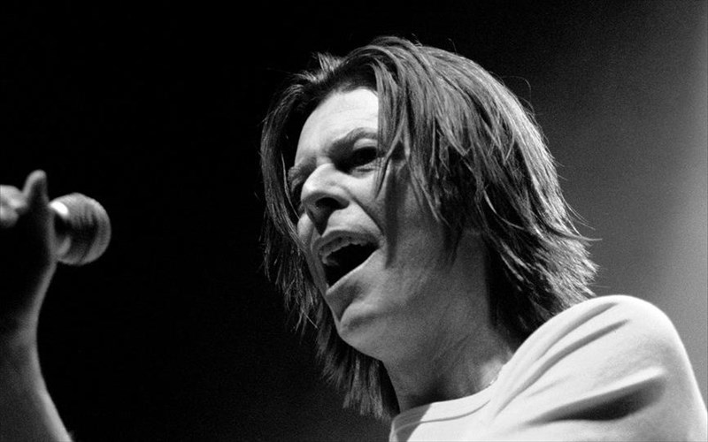 o-david-bowie-diaskeuazei-John-lennon-kai-bob-dylan-gia-ta-genethlia-tou