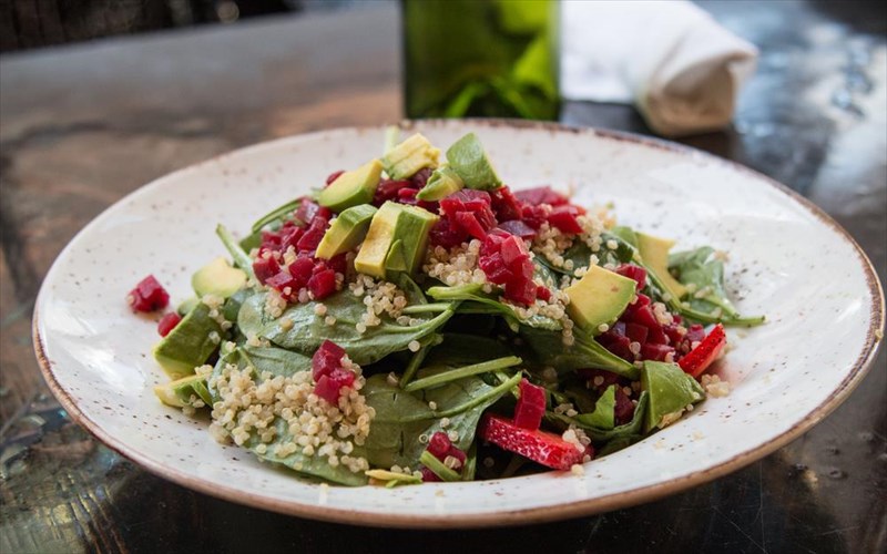 dokimaste-auti-tin-uperoxi-eortastiki-salata-me-kinoa-psito-pantzari-spanaki-kai-abokanto