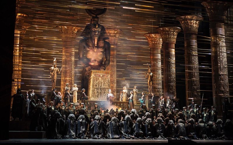 i-skala-tou-milanou-fernei-tin-ainta-sto-christmas-theater-on-line