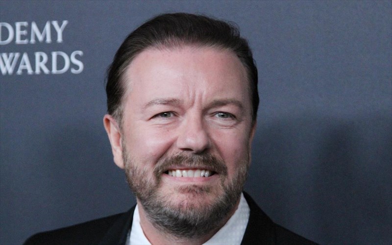o-ricky-gervais-arnithike-na-ginei-o-protos-stand-up-komikos-sto-diastima-protos-stand-up-komikos-sto-diastima