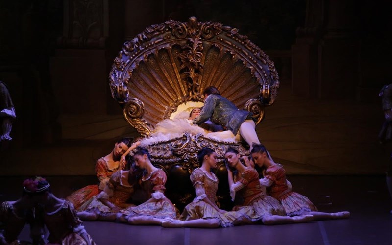 i-oraia-koimomeni-sti-skini-gia-ligo-akoma