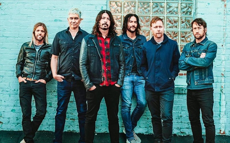 oi-foo-fighters-perimenoun-enan-polemo-alla-elpizoun-se-kati-kalutero