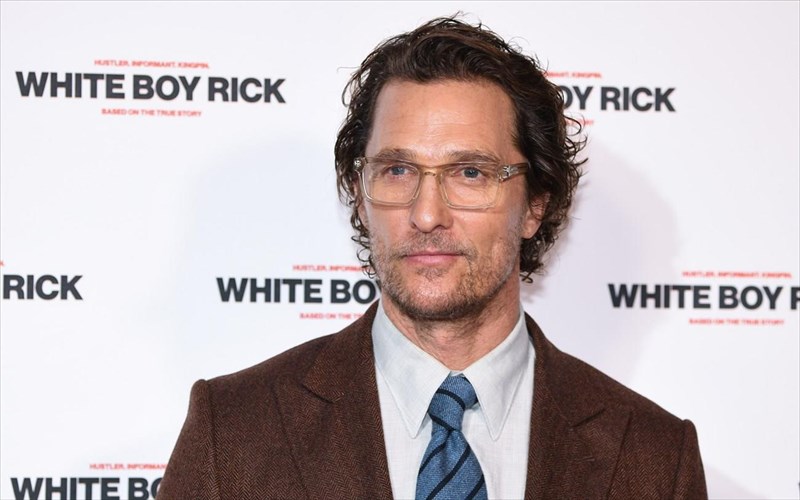 matthew-mcconaughey-meta-tin-upokritiki-erxetai-o-lamperos-kosmos-tou-kats-lamperos-kosmos-tou-kats