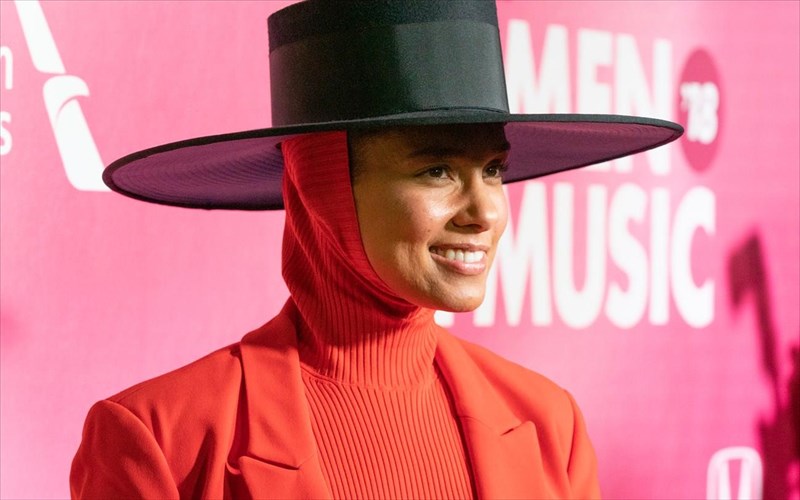 giati-i-alicia-keys-stamatise-na-foraei-makeup-polu-prin-kan-erthei-i-maska-covid-maska-covid