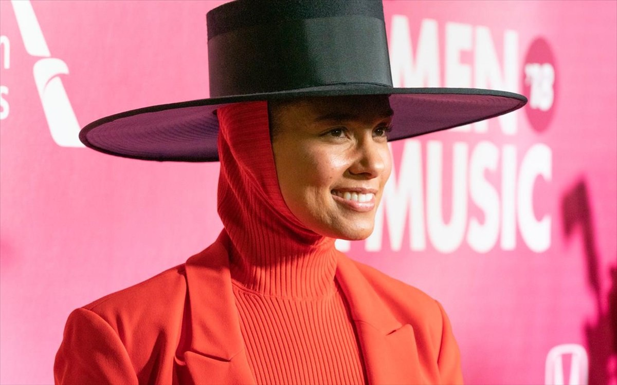 giati-i-alicia-keys-stamatise-na-foraei-makeup-polu-prin-kan-erthei-i-maska-covid-maska-covid