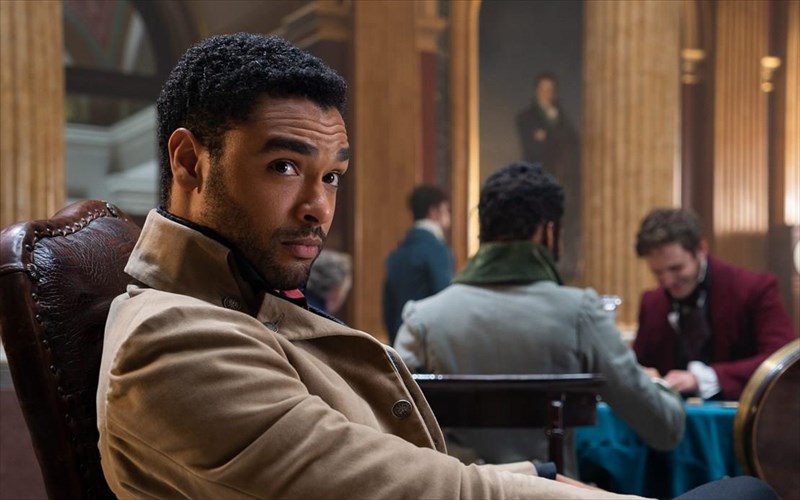 o-protagonistis-tou-bridgerton-apokaluptei-tis-pio-duskoles-skines-sta-gurismata