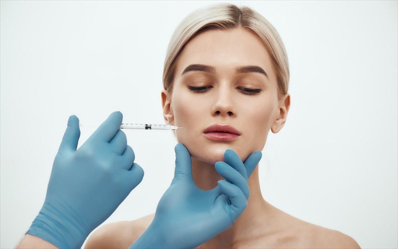 to-embolio-covid-kai-oi-enesimes-therapeies-antigiransis