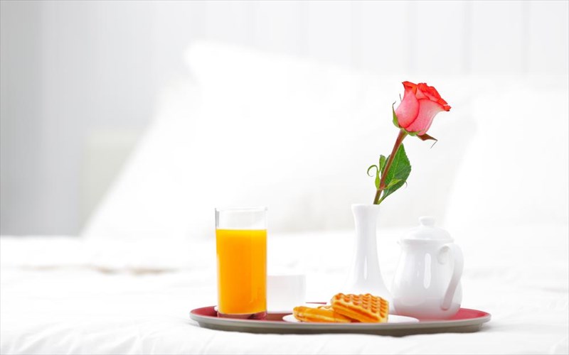 idees-gia-romantiko-proino-sto-krebati