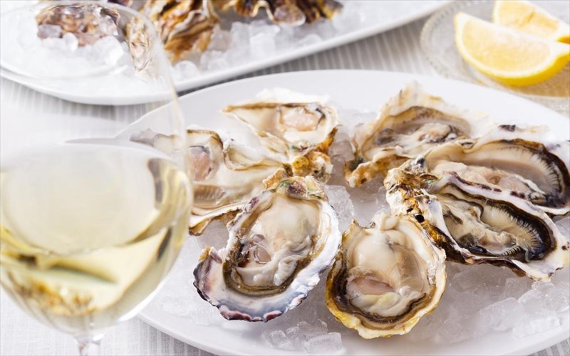 oi-basikoi-sunduasmoi-fagitou-krasiou-gia-erotiko-deipno-sto-spiti