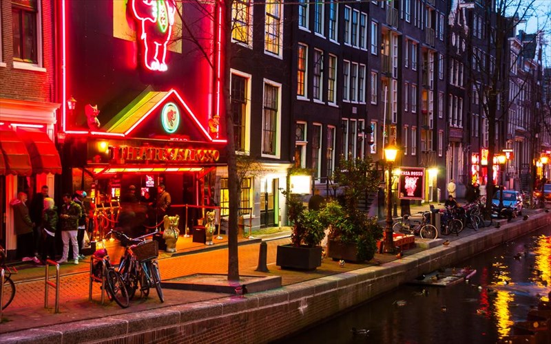 to-amsterntam-sxediazei-na-apagoreusei-tin-kannabi-gia-tous-touristes