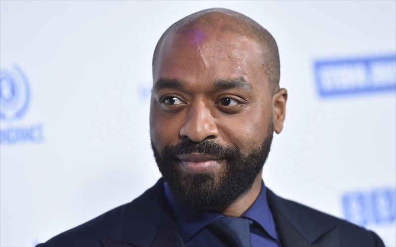 o-chiwetel-ejiofor-einai-o-neos-anthropos-pou-epese-sti-gi-neos-anthropos-pou-epese-sti-gi