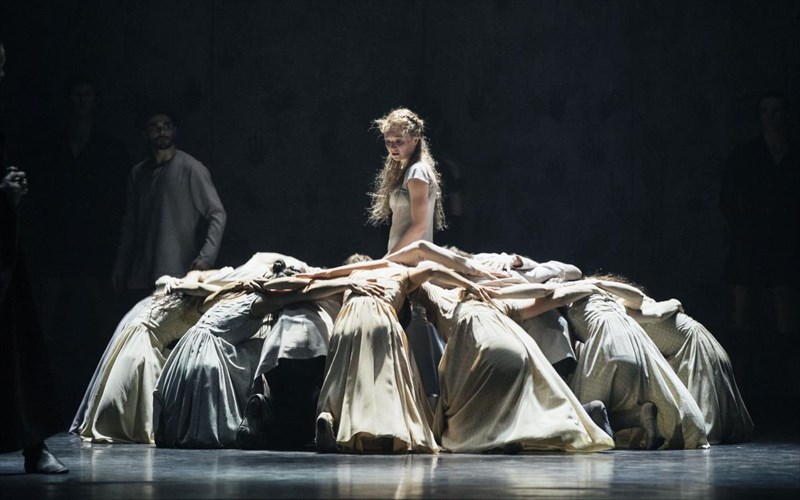 i-zizel-tou-akram-kan-erxetai-stis-othones-mas