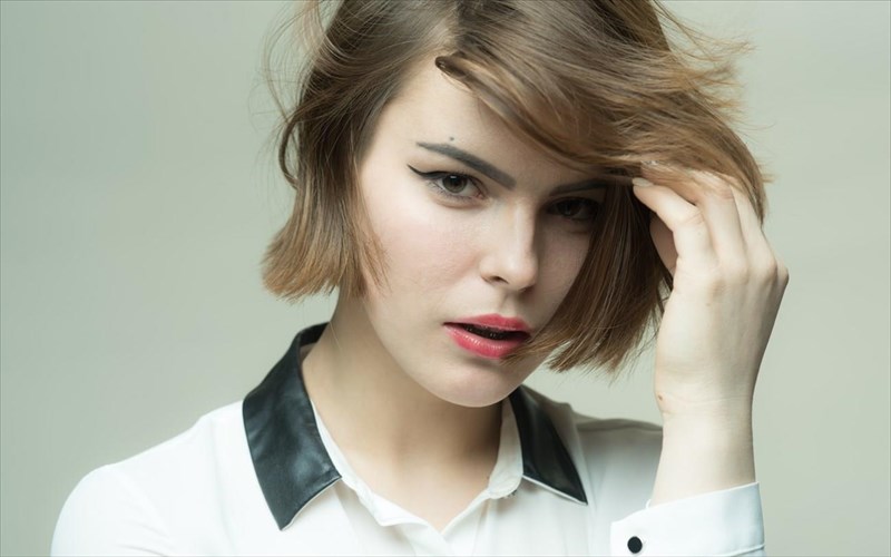 poios-einai-o-hair-stylist-pou-allakse-olo-ton-kosmo-me-mia-psalidia-hair-stylist-pou-allakse-olo-ton-kosmo-me-mia-psalidia