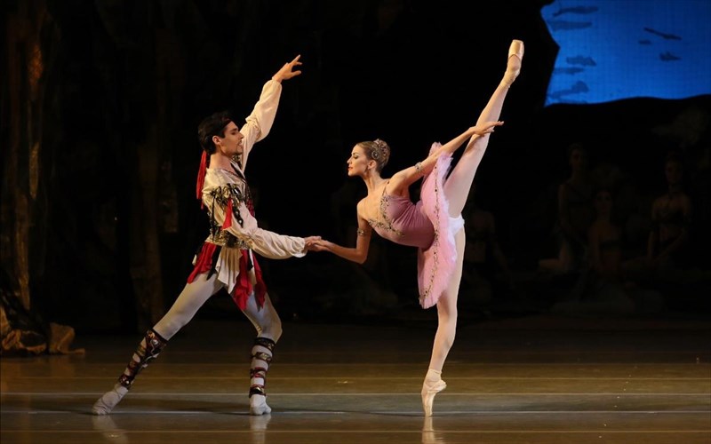 to-mpaleto-kai-i-orxistra-tou-theatrou-mariinski-parousiazoun-ton-koursaro-orxistra-tou-theatrou-mariinski-parousiazoun-ton-koursaro