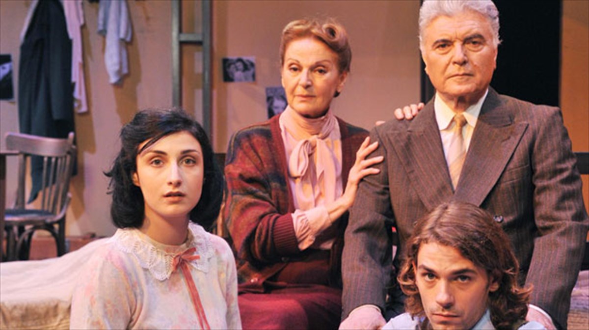 to-imerologio-tis-annas-frank-sti-skini