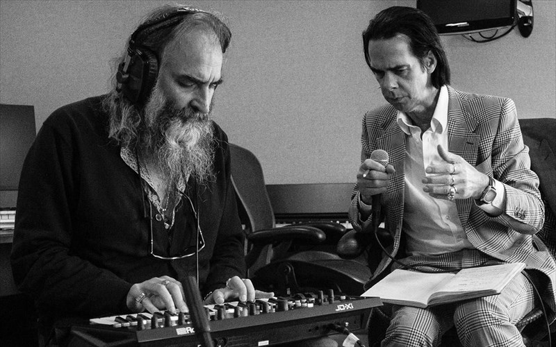 ena-aprosmeno-makeleio-sti-karantina-me-tous-nick-cave-kai-warren-ellis