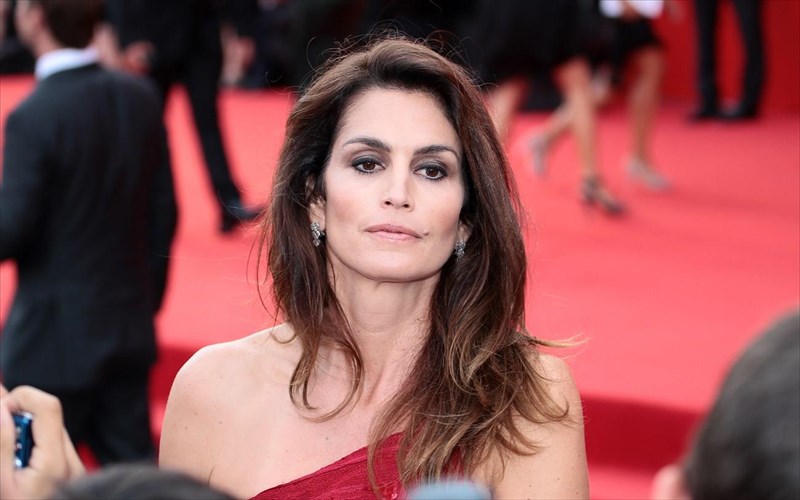 h-55xroni-cindy-crawford-apokaluptei-ti-suntagi-gia-xaroumena-genethlia