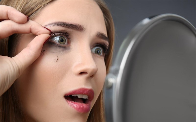 ti-pragmatika-sumbainei-otan-peftoun-oi-blefarides-sas