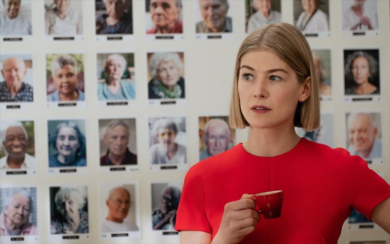 einai-o-rolos-tis-rosamund-pike-sto-i-care-a-lot-pragmatiki-istoria-lot-pragmatiki-istoria