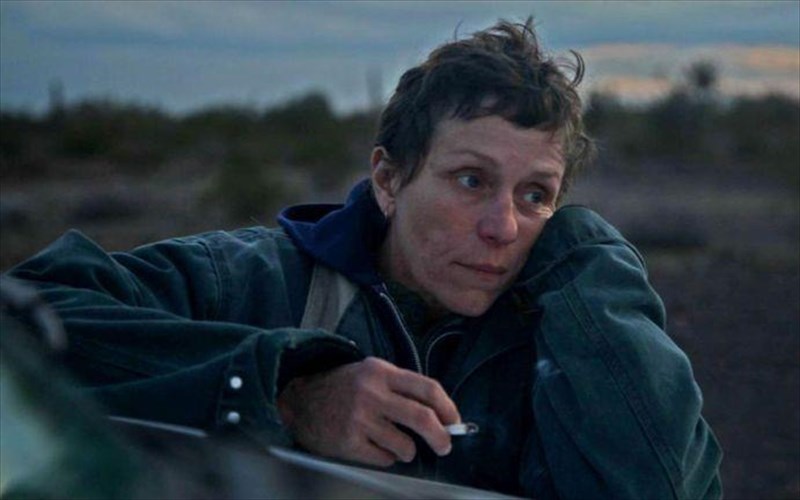 osa-prepei-na-kserete-gia-ti-chloe-zhao-skinotheti-tis-tainias-nomadland