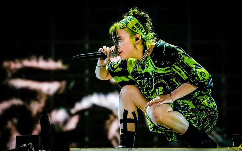 i-billie-eilish-askei-perioristika-metra-diarkeias-5-eton-se-enoxlitiko-thaumasti-eton-se-enoxlitiko-thaumasti