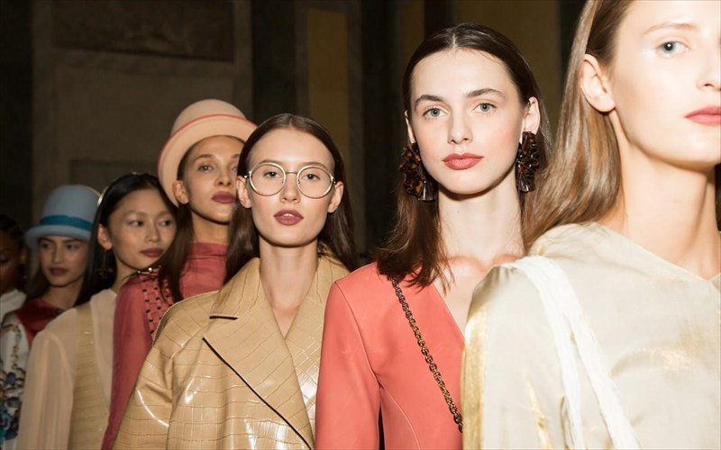 i-italia-giortazei-tin-70i-epeteio-apo-tin-proti-epideiksi-modas-ston-kosmo