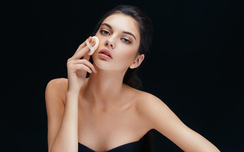 poio-makeup-den-xreiazetai-to-liparo-sas-derma